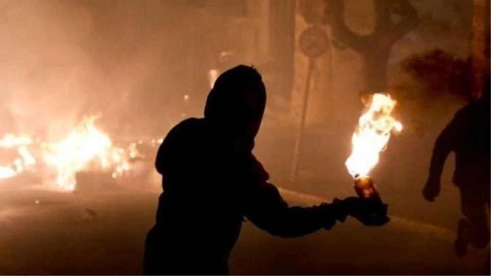 Επιθέσεις με μολότοφ σε Πολυτεχνείο και Χαριλάου Τρικούπη – Δύο προσαγωγές